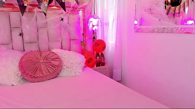 Katalina Evans online show from November 2025 12:20:01 PM