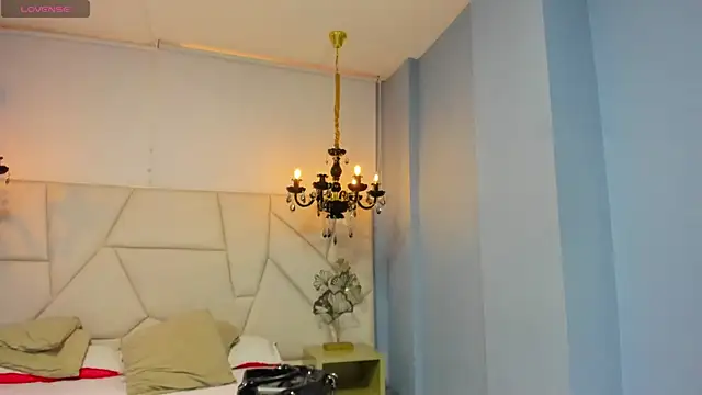 Snapshot of Aitana_Hilton_ chatting on November 2025 11:43:02 AM Aitana Hilton online show from November 2025 11:43:02 AM