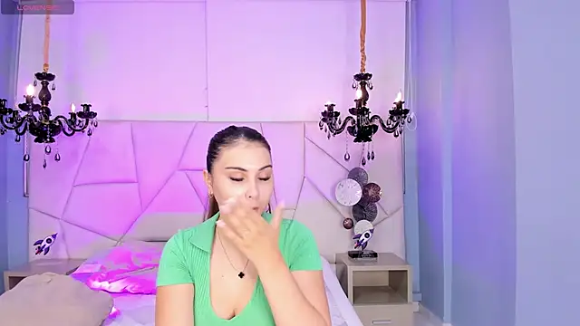 Snapshot of Aitana_Hilton_ chatting on September 2025 11:50:01 AM Aitana Hilton online show from September 2025 11:50:01 AM