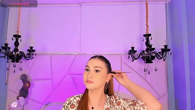 Snapshot of Aitana_Hilton_ chatting on October 2025 12:07:01 PM Aitana Hilton online show from October 2025 12:07:01 PM