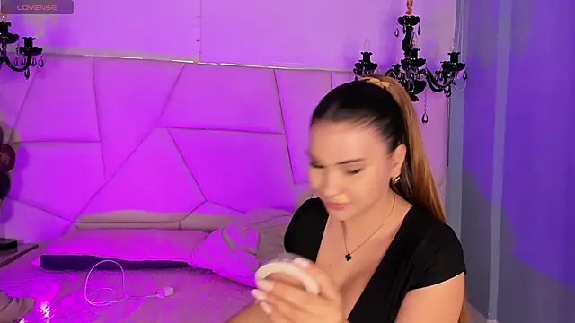 Snapshot of Aitana_Hilton_ chatting on October 2025 11:55:02 AM Aitana Hilton online show from October 2025 11:55:02 AM