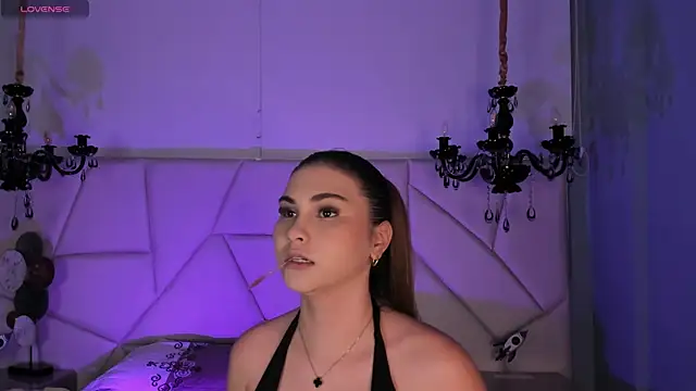 Snapshot of Aitana_Hilton_ chatting on October 2025 12:17:01 PM Aitana Hilton online show from October 2025 12:17:01 PM