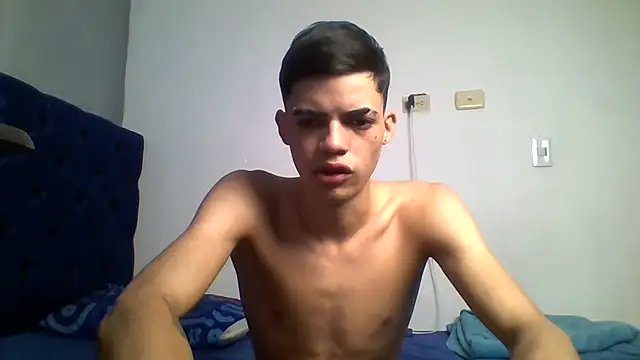 Snapshot of Latinos_2001 chatting on June 2026 12:32:01 PM Latinos 2001 online show from June 2026 12:32:01 PM