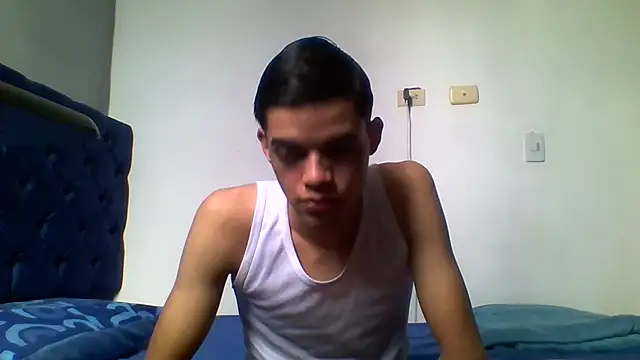 Snapshot of Latinos_2001 chatting on June 2026 02:22:01 PM Latinos 2001 online show from June 2026 02:22:01 PM