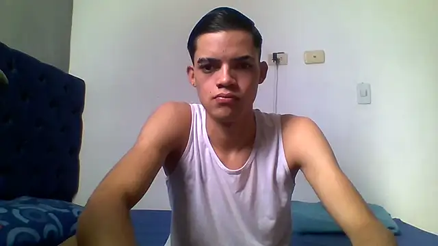 Snapshot of Latinos_2001 chatting on June 2026 01:32:02 PM Latinos 2001 online show from June 2026 01:32:02 PM
