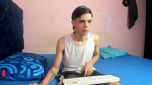 Latinos 2001 online show from March 2026 04:36:01 PM