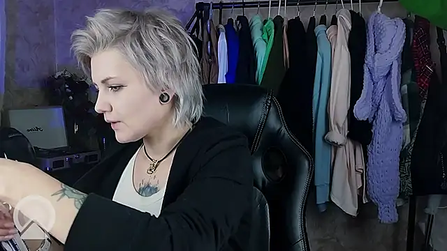 Snapshot of EvaBrownie chatting on January 2025 03:35:02 PM EvaBrownie online show from January 2025 03:35:02 PM