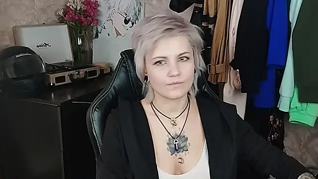 Snapshot of EvaBrownie chatting on February 2025 01:39:02 PM EvaBrownie online show from February 2025 01:39:02 PM