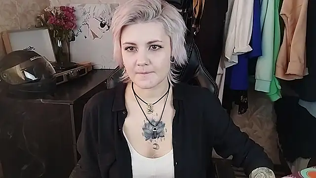 Snapshot of EvaBrownie chatting on February 2025 10:29:02 AM EvaBrownie online show from February 2025 10:29:02 AM