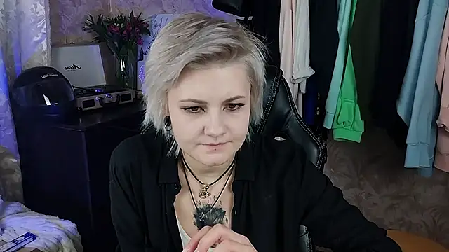 Snapshot of EvaBrownie chatting on February 2025 01:00:02 PM EvaBrownie online show from February 2025 01:00:02 PM