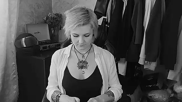 Snapshot of EvaBrownie chatting on February 2025 08:27:02 AM EvaBrownie online show from February 2025 08:27:02 AM