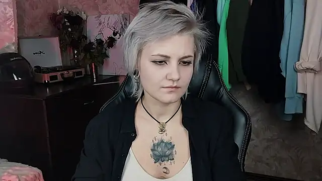 Snapshot of EvaBrownie chatting on January 2025 03:33:01 PM EvaBrownie online show from January 2025 03:33:01 PM