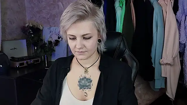 Snapshot of EvaBrownie chatting on January 2025 09:27:01 AM EvaBrownie online show from January 2025 09:27:01 AM