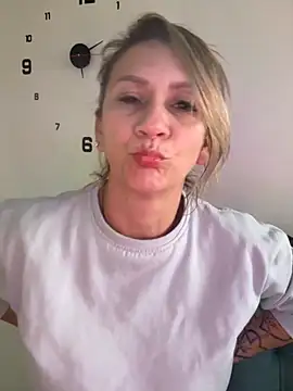 Snapshot of AtheneaRusell chatting on November 2025 10:04:01 PM AtheneaRusell online show from November 2025 10:04:01 PM