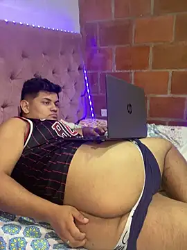 Snapshot of HOT_BOY_18_ chatting on January 2025 06:01:02 AM HOT BOY 18 online show from January 2025 06:01:02 AM