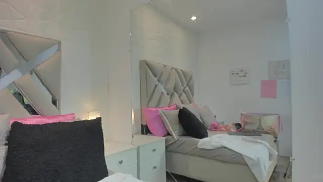 raquell moore online show from February 2026 12:28:01 AM