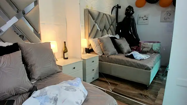 raquell moore online show from November 2025 05:05:01 PM