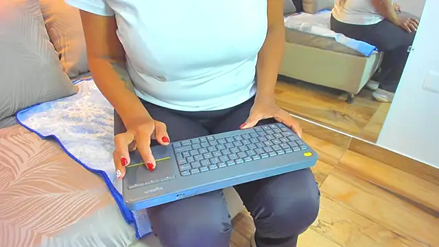 raquell moore online show from December 2025 12:55:01 PM