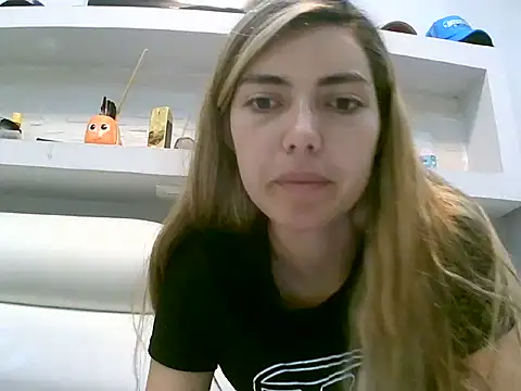 VittoriaTaylor online show from May 2026 01:44:01 AM
