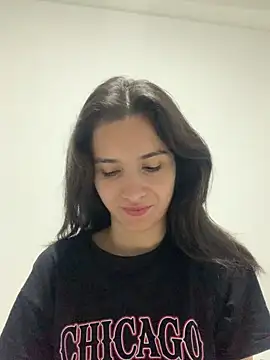 Bella still online show from September 2025 01:22:02 PM