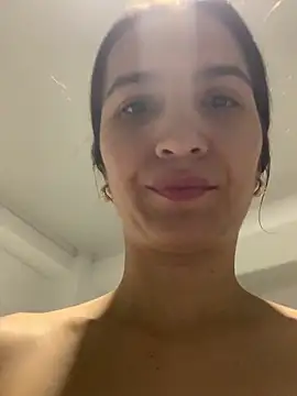 Bella still online show from December 2025 01:23:01 PM