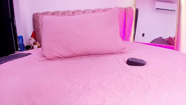 Auroraa miller online show from December 2025 11:58:02 AM