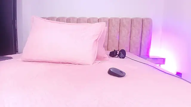 Auroraa miller online show from November 2025 11:58:02 AM