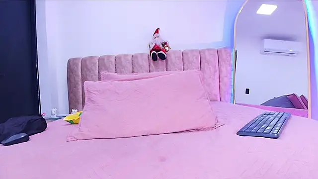 Auroraa miller online show from December 2025 12:29:02 PM