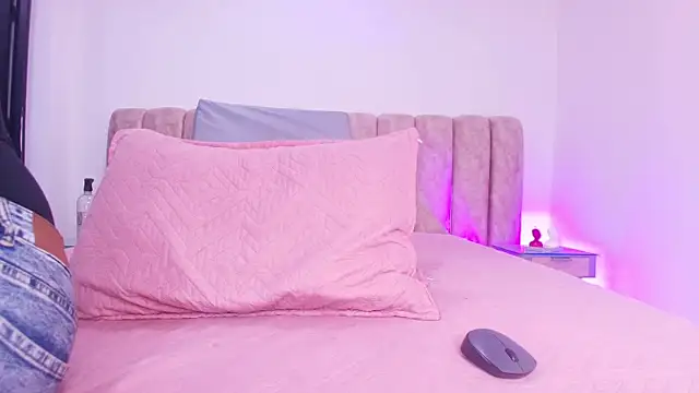 Auroraa miller online show from November 2025 11:54:02 AM