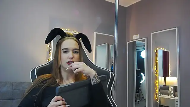 Snapshot of Eva_Lovvia_ chatting on January 2025 12:20:01 AM Eva Lovvia  online show from January 2025 12:20:01 AM