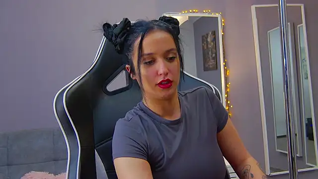 Snapshot of Eva_Lovvia_ chatting on February 2025 10:21:02 PM Eva Lovvia  online show from February 2025 10:21:02 PM