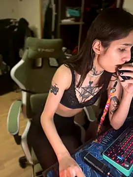 Snapshot of mollyEXD chatting on December 2025 10:15:01 PM mollyEXD online show from December 2025 10:15:01 PM