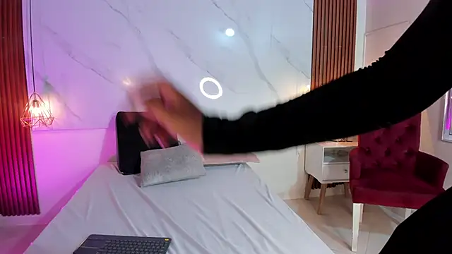 isabella zc online show from November 2025 08:31:02 PM