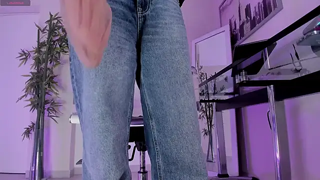 hannah howeell   online show from February 2026 09:54:01 AM