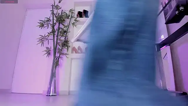 hannah howeell   online show from October 2025 09:52:02 AM