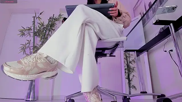 hannah howeell   online show from November 2025 09:46:01 AM