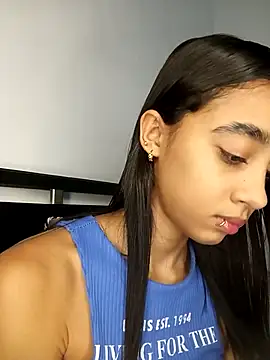 Zoe Sweett18 online show from April 2026 07:18:01 PM