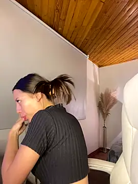 Snapshot of Sofia18_pinkk chatting on December 2025 11:10:01 PM Sofia18 pinkk online show from December 2025 11:10:01 PM