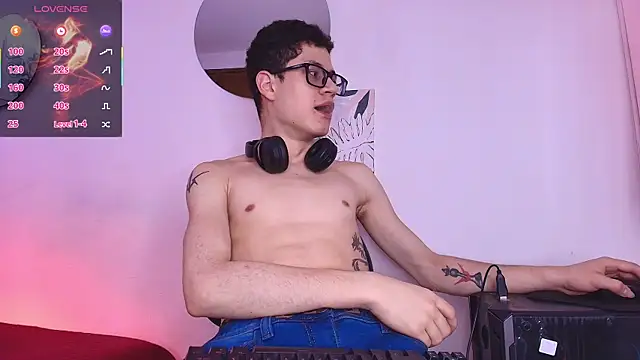 Snapshot of wolfandsky chatting on February 2026 12:06:02 PM wolfandsky online show from February 2026 12:06:02 PM