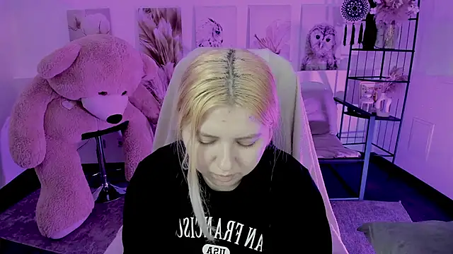 DiaAngell online show from November 2025 08:42:02 PM