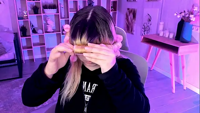 DiaAngell online show from November 2025 07:50:02 PM