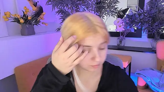 DiaAngell online show from November 2025 08:01:01 PM