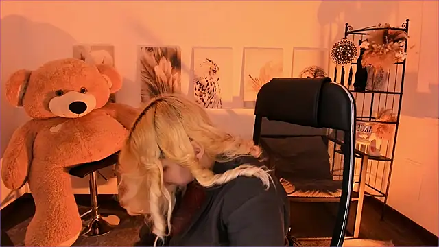 DiaAngell online show from December 2025 07:30:01 PM