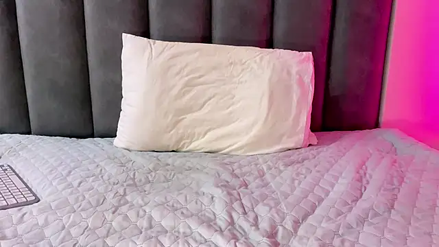 max shy online show from November 2025 05:49:02 PM