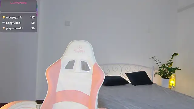 GiKarerra online show from November 2025 09:15:01 PM