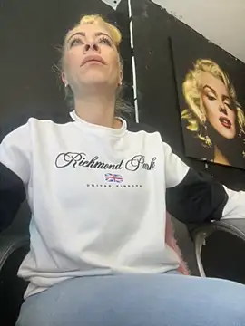 viktoria davis  online show from October 2025 11:30:01 PM