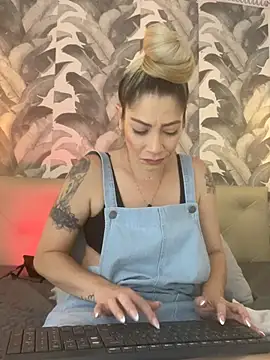 viktoria davis  online show from April 2026 01:42:02 AM