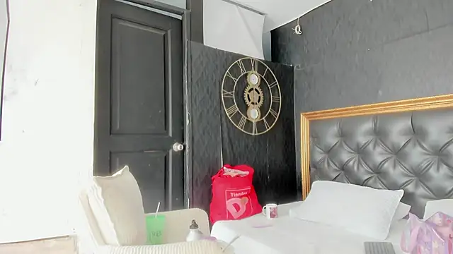 DalayMoore online show from December 2025 07:48:02 PM