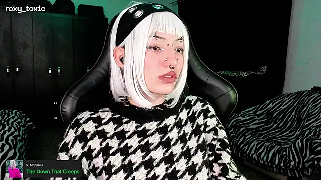 roxy toxic online show from November 2025 02:00:02 AM