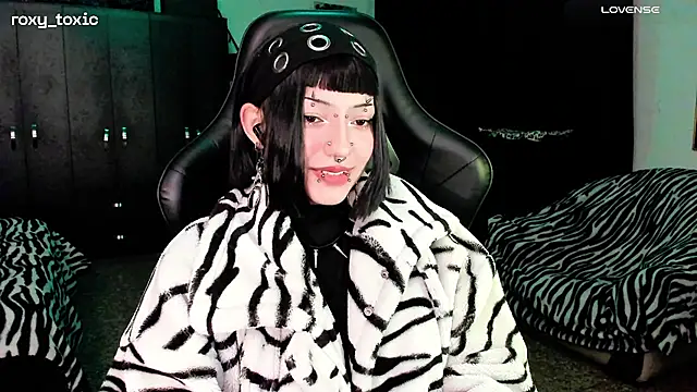 roxy toxic online show from November 2025 12:47:02 AM